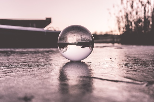 Pokud koule taje tak, že se poloměr zmenšuje konstantní rychlostí, objem se zmenšuje stále pomaleji a pomaleji. Zdroj: pixabay.com