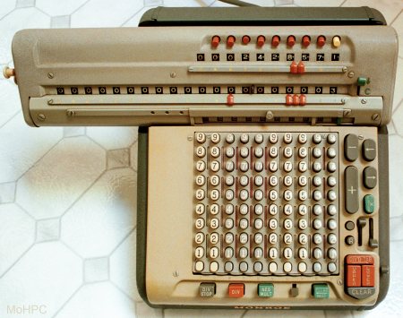 Monroe "MonroMatic", plně automatický kalkulátor s elektrickým
 pohonem. Zdroj: www.hpmuseum.org