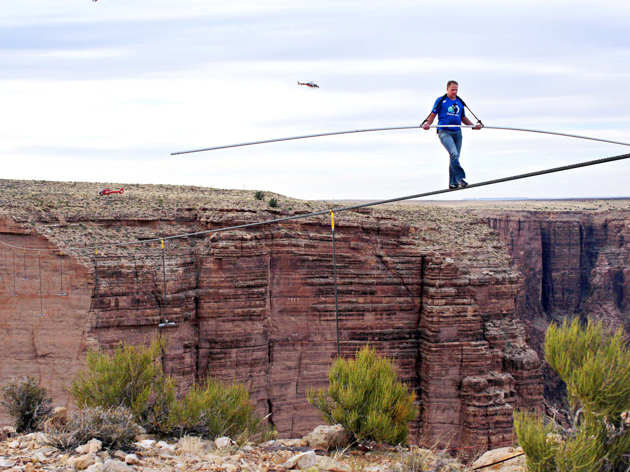 Provazochodec při přechodu přes Grand Canyon. Zdroj: cbsnews.com
