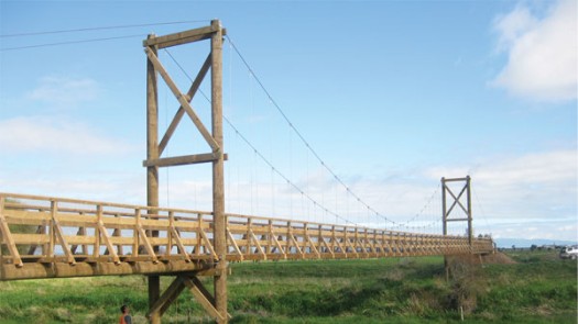 Zavěšený most na Hauraki Rail Trail (Nový Zéland). Tyto traily byly otevřeny v květnu 2012 a získaly Winer Timber Design Award v kategorii Sustainability Zdroj: nzwood.co.nz