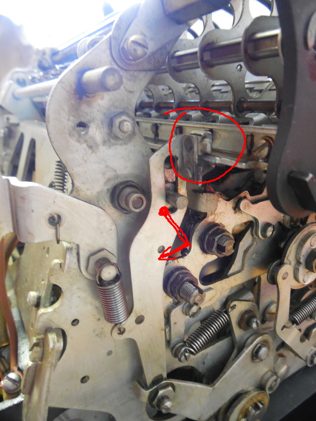Pohled zezadu na mechanismus, jehož funkcí je přitlačení registru k
 ozubeným kolům hlavního mechanismu. Fotka je v okamžiku, kdy registr
 není zanořen.