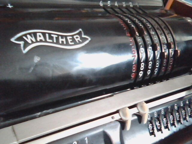 Kalkulátory Walther nesly stejné logo jako pistole vyráběné v téže továrně.