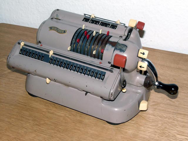 Kalkulátor Walther WSR 160 - jeden z nejhezčích a nejrozšířenějších mechanických kalkulátorů, byl vyráběn rebrandovaný pod mnoha názvy. Zdroj: wikipedia.org.